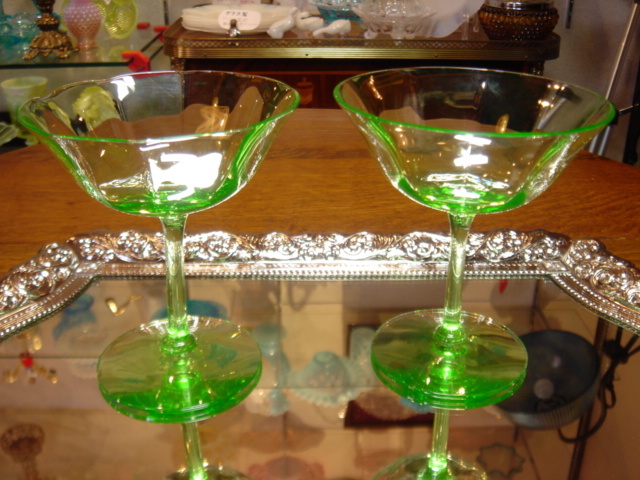 2客セット♪グリーンが綺麗な、ヴィンテージ ウランガラスのシャーベットグラス 【AWG0183】
