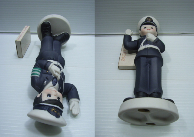 美品☆警察官 交通整理 陶器製 人形 18．2cm 当時物 企業物