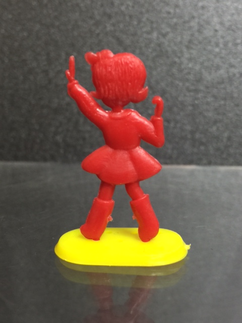 グリコのリコちゃん グリコ パピー リコちゃん オマケ 3．8cm 当時物 台付 赤色 現状